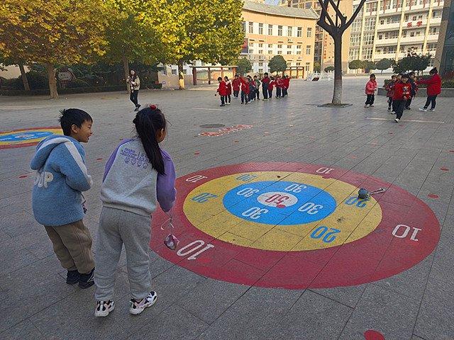 河南淇县实验学校绘制地面游戏彩绘点亮学生缤纷校园生活