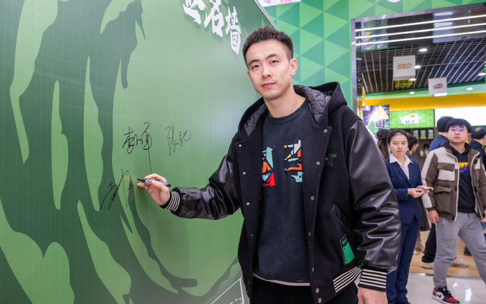 我们明显可以看到赵继伟一进来就在上面签名,毕竟他是一个大牌人员,再