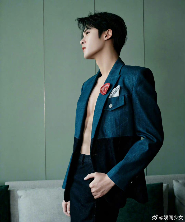 vogue拍的檀健次,真空西装还露了腹肌|檀健次|腹肌_新浪新闻