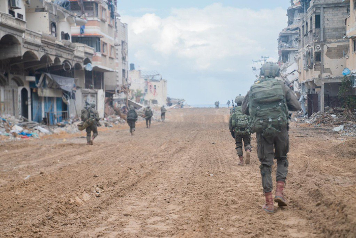 　这张以色列国防军11月16日发布的照片显示，以军在加沙城西部地区进行军事行动。新华社发