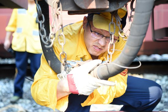     货车检车员正在检查西部陆海新通道班列。刘彪/摄