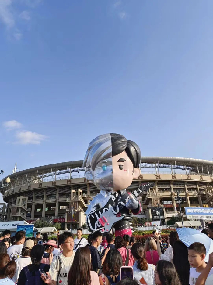 雕塑打卡，场外必备节目。（图/土卫六摄）