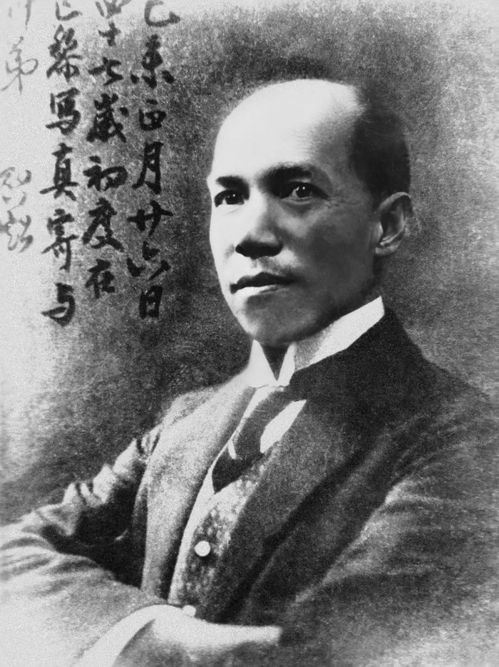 梁启超在法国巴黎1919年图片由江门市博物馆提供