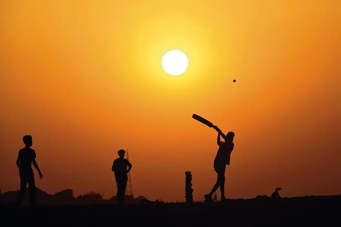 4月4日，在印度普拉亚格拉杰，少年们在恒河河畔玩板球。新华社/法新