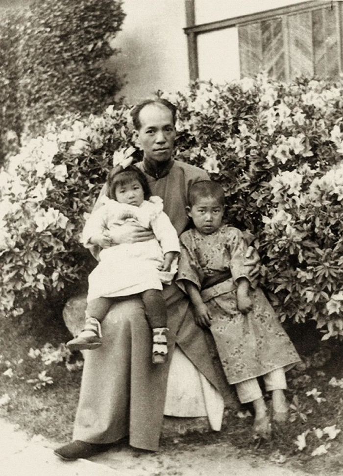 梁启超与梁思忠（右）、梁思庄（左）合影摄于日本，1910年图片由江门市博物馆提供