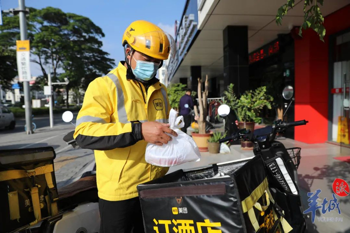 外卖员在配送餐食