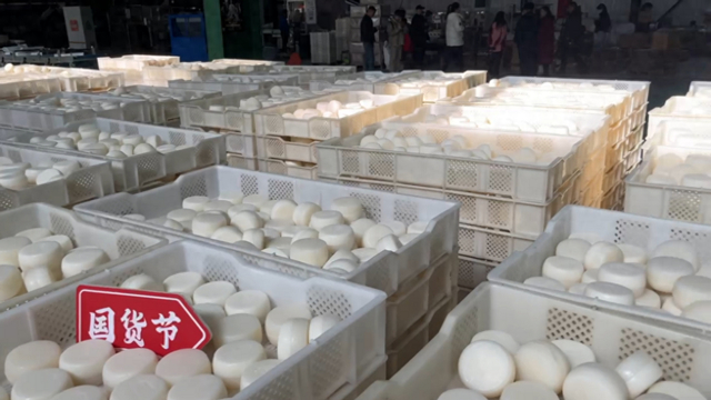 ▲爆红之后，红卫羊脂皂单日产能由4吨增至40吨 （沈晓凯 摄）