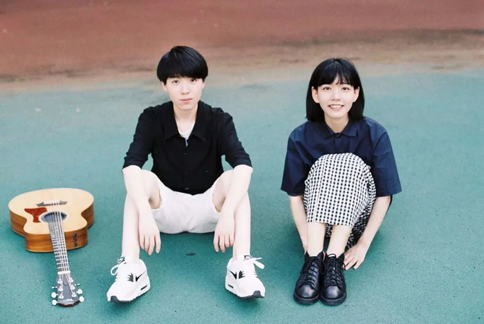 这个由背着吉他的酷女孩吴佩岭和爱笑女孩王心怡组成的民谣组合,开始