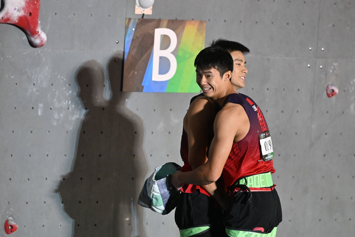 从体操转项攀岩，20岁的龙见国（前）闯出了一片新天地。  中国登山协会供图