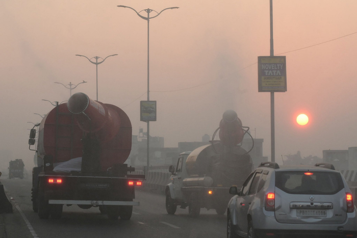 印度多地遭遇雾霾天气__财经头条