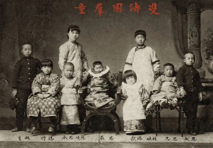 “双涛园群童”合影之一摄于日本，1908年图片由江门市博物馆提供