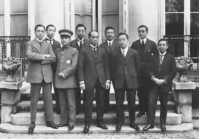 梁启超与参加巴黎和会的中国代表团合影1919年图片由江门市博物馆提供