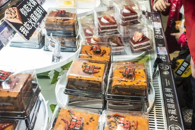▲成都“火锅底料”网红火锅蛋糕热销。（图片来源：视觉中国）