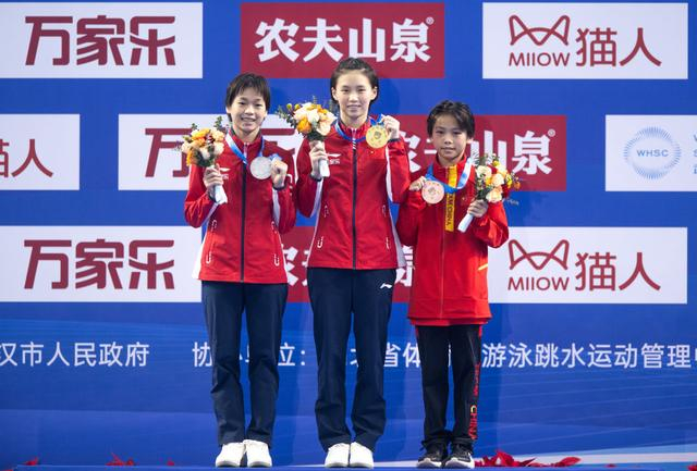 陈芋汐（中）、全红婵（左）、蒋林静在颁奖仪式上。新华社记者 肖艺九 摄