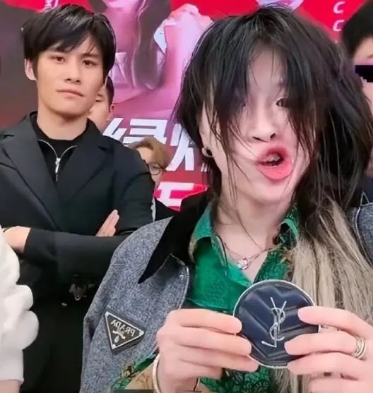 “红绿灯的黄”（右）