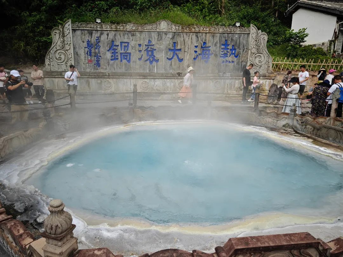 云南腾冲“热海大滚锅”。科技日报记者 都芃 摄