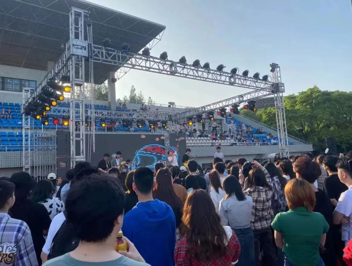 刘佳宁带我去看校园音乐节。