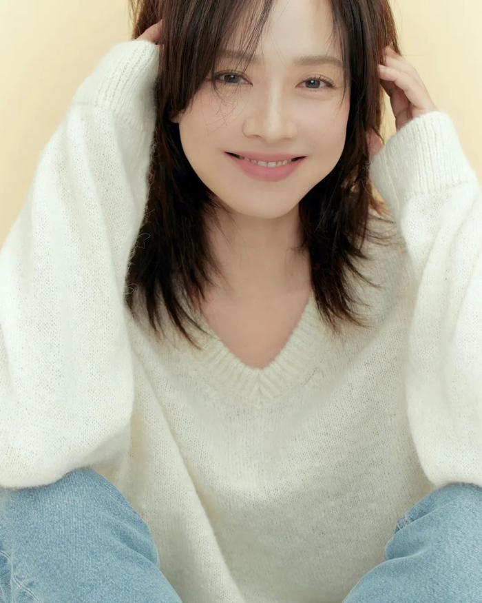 在公开的个人公式照中,宋智孝以清晰的五官,自然的表情,简约的造型,在