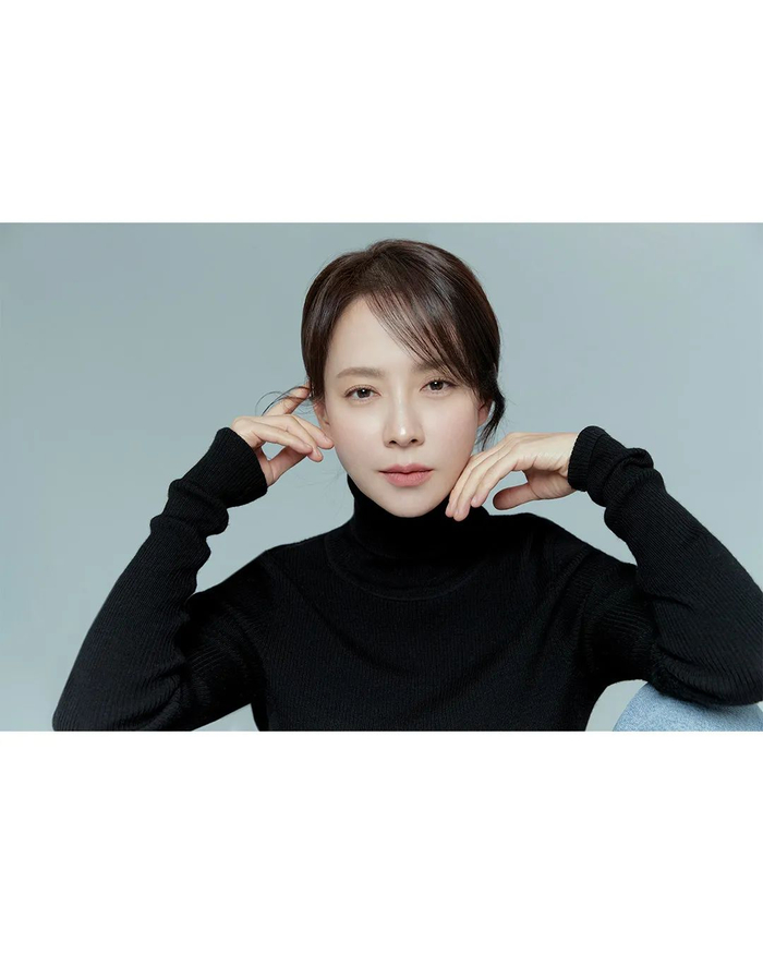 在公开的个人公式照中,宋智孝以清晰的五官,自然的表情,简约的造型,在