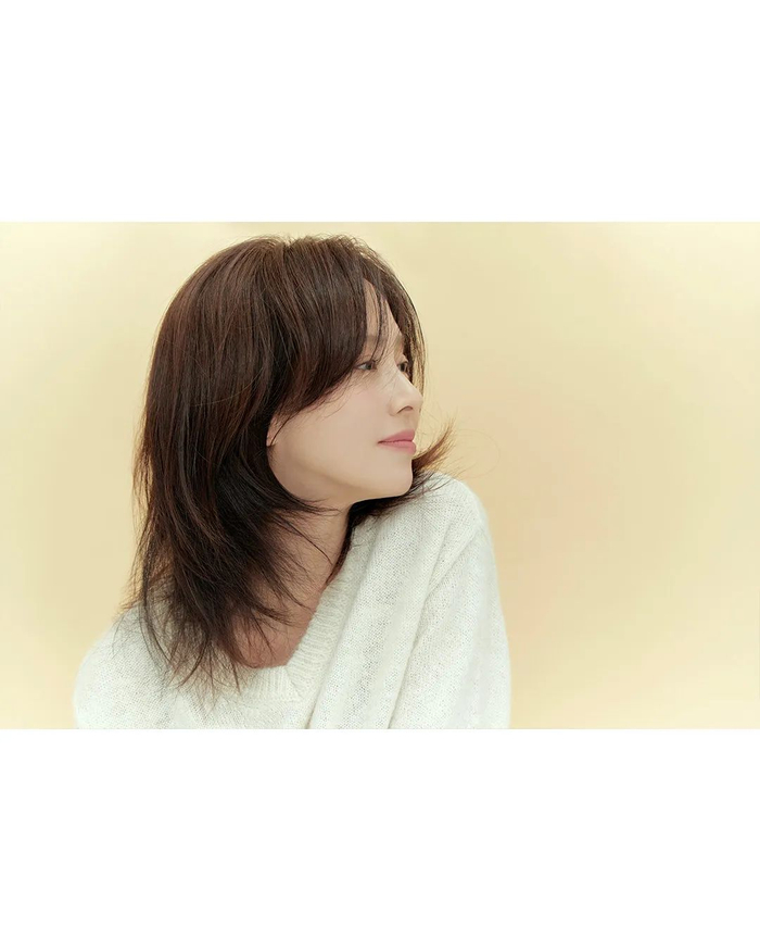 在公开的个人公式照中,宋智孝以清晰的五官,自然的表情,简约的造型,在