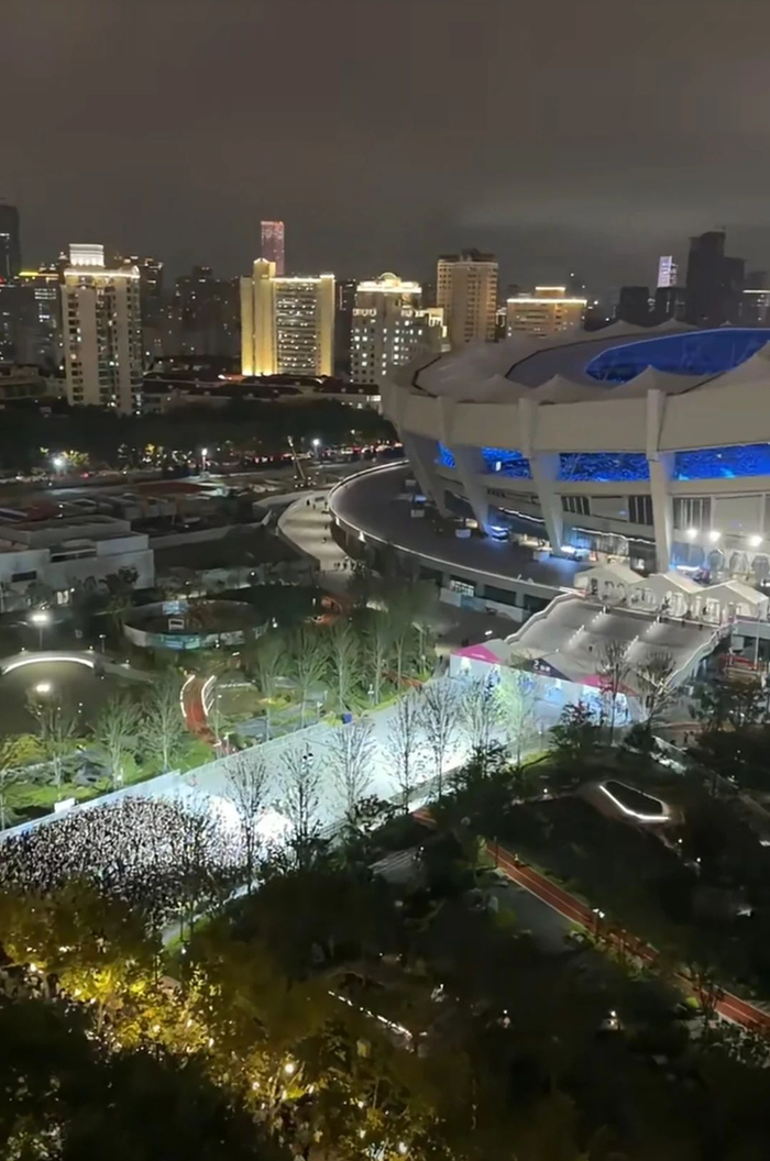 阳台视角，场内、场外都看得到。还有歌迷买“阳台票”，团建意味更浓了。（图/小红书@庞大小姐peggy视频截图）