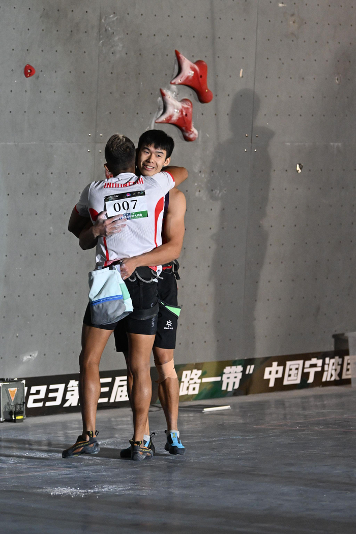 11月中旬，在宁波举行的“一带一路”国际攀岩大师赛，龙见国（右）获得男子速度赛第4名。  中国登山协会供图