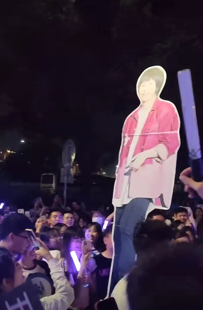 有网友说，这是他离“五月天”最近的一次。（图/小红书@少冰全甜换零卡糖视频截图）