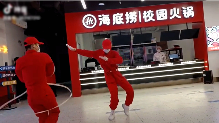 西安外国语大学长安校区海底捞开业现场，工作人员现场跳起了“科目三”舞蹈。网友.ZHOU.视频截图