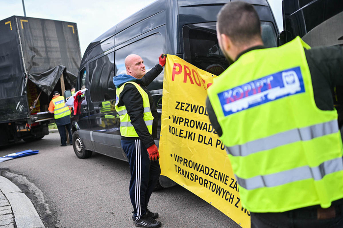 当地时间2023年11月6日，波兰Korczowa，波兰数百名卡车司机抗议欧盟给予乌克兰运输企业的特殊待遇。 