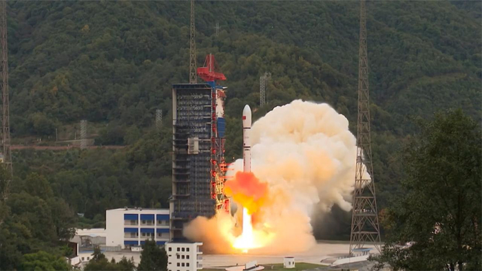 现场视频我国成功发射卫星互联网技术试验卫星