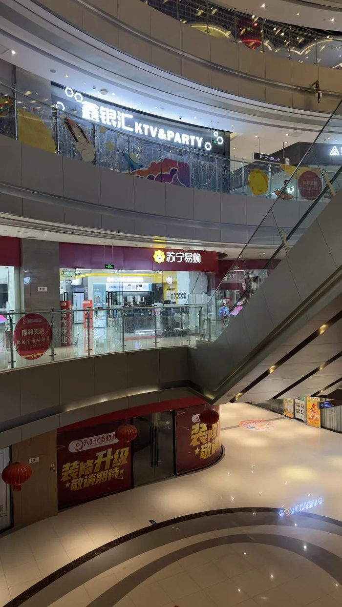 8月26日凌晨1时许，15岁的丹丹在大量饮酒后从3楼坠落到一楼。上游新闻记者 李文滔 摄 