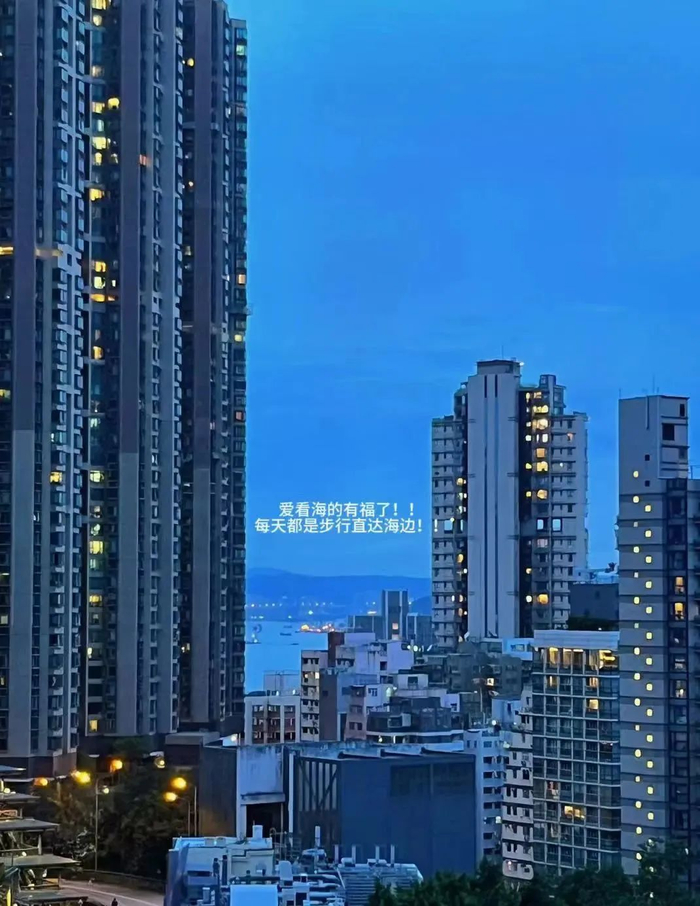 刘佳宁的新学校坐落在海边。