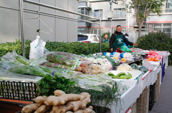 蔬菜车开到楼下居民足不出院就能买到新鲜蔬果