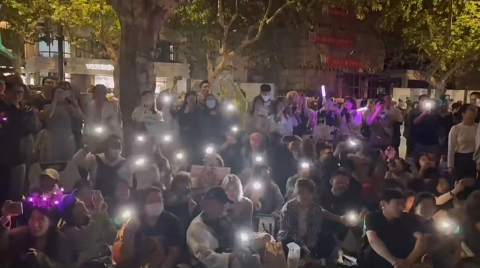 场外的歌迷们，还亮起了手机闪光灯，营造萤火虫灯海氛围。（图/小红书@加多宝视频截图）