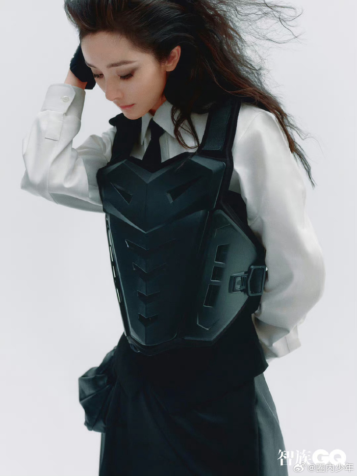 杨幂背头烟熏妆,路过的蚂蚁都要叫声老公的程度|杨幂_新浪新闻