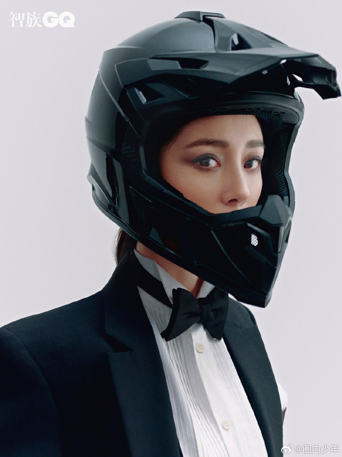 杨幂背头烟熏妆,路过的蚂蚁都要叫声老公的程度|杨幂_新浪新闻