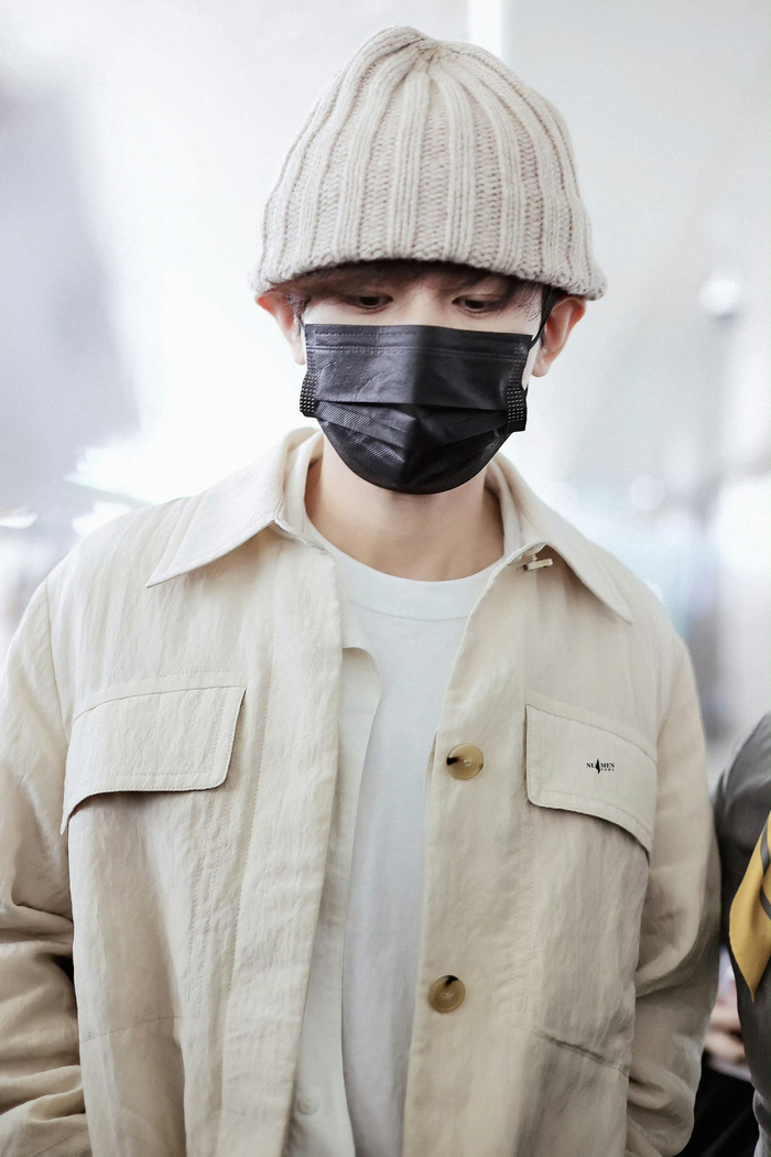 成毅机场出发饭拍9615米色系成毅好可爱|成毅_新浪新闻