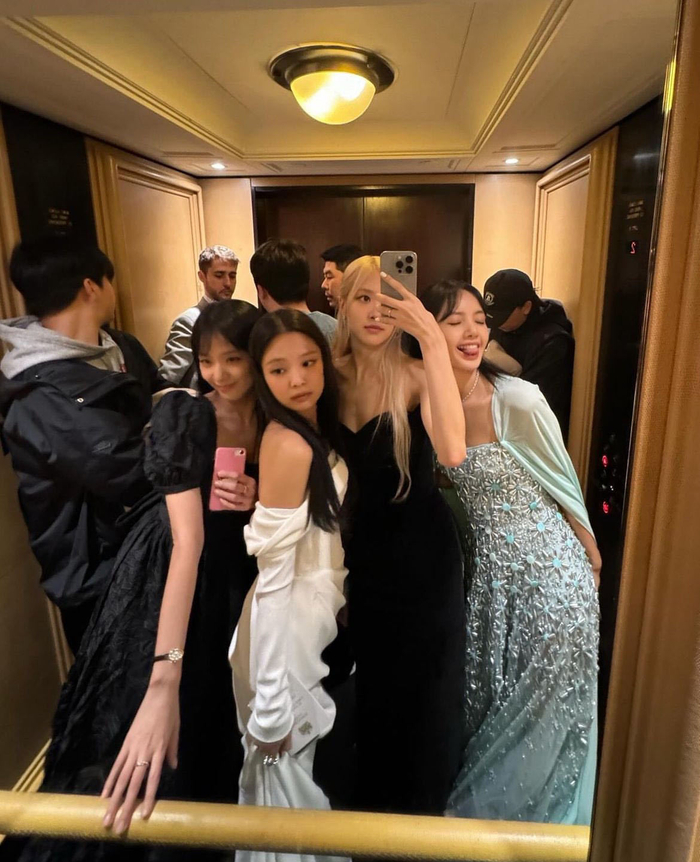 朴彩英分享了blackpink出席白金汉宫宴会合照|朴彩英|白金汉宫|宴会