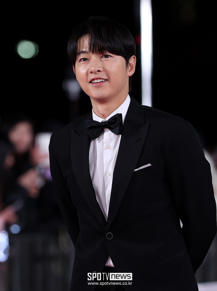 宋仲基最新青龙奖红毯,感觉整个人胖了不少|宋仲基|青龙奖_新浪新闻