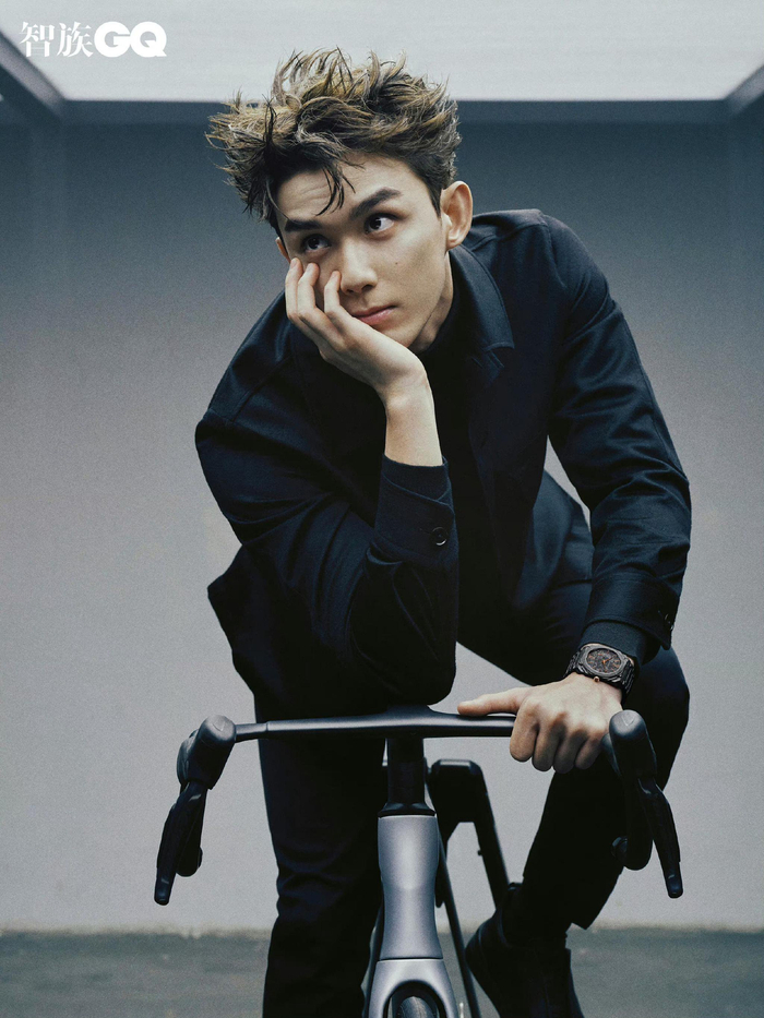 吴磊最新杂志封面释出,身穿白色衬衣拉扯着领带,过于帅气了