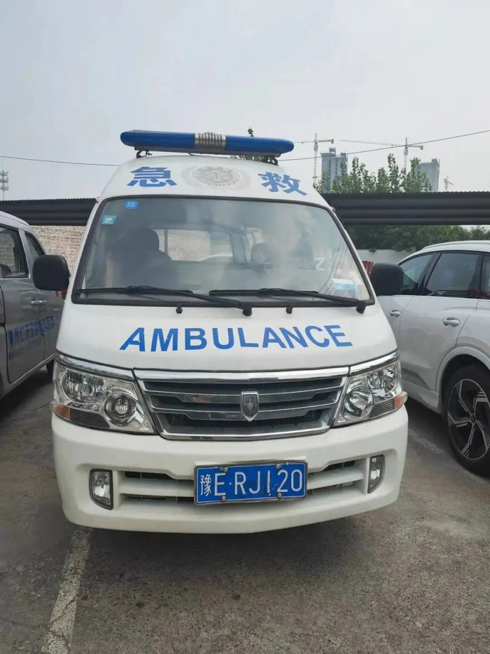 ▲仁济医院非院前急救救护车标识“急救”字样。