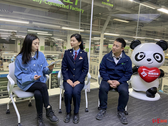 到国家税务总局成都市税务局"青年研宣团"成员王亚冰走进微网优联车间