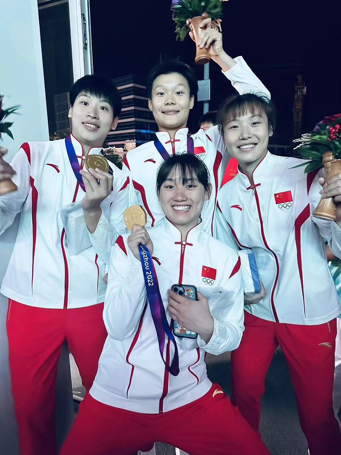王馨雨（下）和队友夺得杭州亚运会三人女篮金牌。  受访者供图