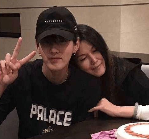 一般而言,家属及驻华官员会在后续接受采访表达意见,家属应该是吴亦凡