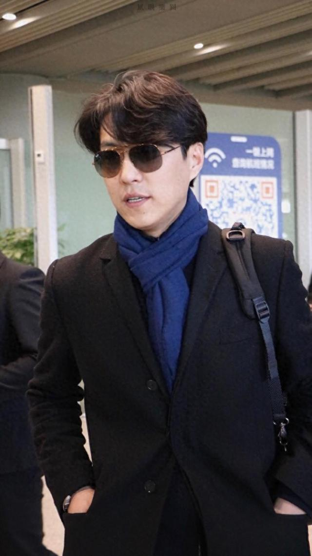 靳东是我见过最反油腻的男人:头不戴帽,脖系围巾,保暖又有格调|靳东