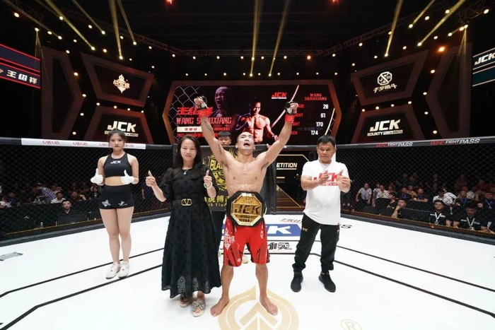 与张伟丽同一团队,来自黑虎搏击的王绍祥与都力勒两位选手在决赛相遇