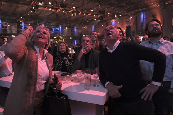 当地时间2023年11月22日，荷兰自由党的支持者在大选第一次出口民调公布后庆祝。图片来源：视觉中国