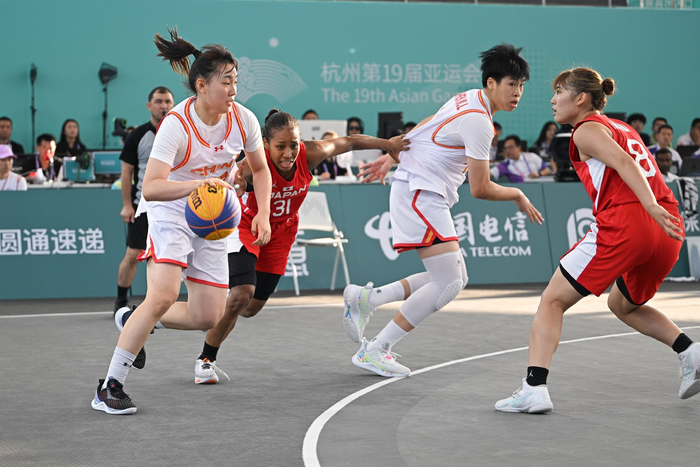 回顾杭州亚运会夺冠之旅，王馨雨（左）评价半决赛对阵日本队最难打。  受访者供图