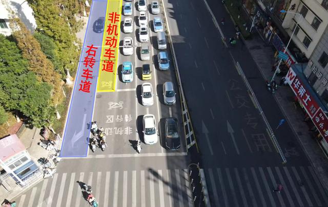 將人民東路東口方向最外側直行車道後移機動車停止線,增加非機動待行