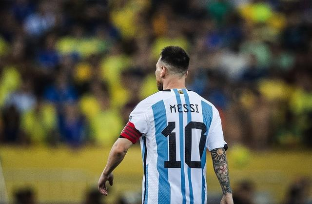 梅西用"死亡凝视"盯着罗德里戈,摇了摇食指,指着马拉卡纳球场,霸气